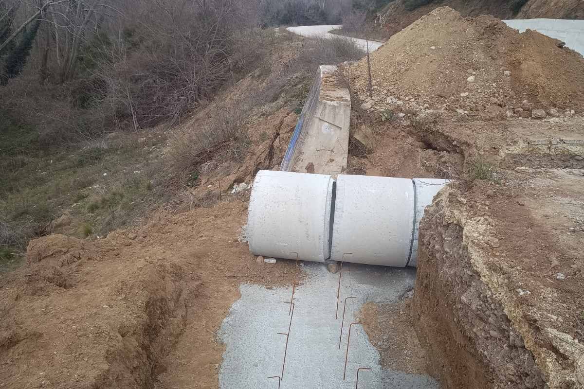 Ξεκίνησαν από τον Δήμο Μετεώρων οι εργασίες αποκατάστασης του δρόμου προς το Σπήλαιο της Θεόπετρας