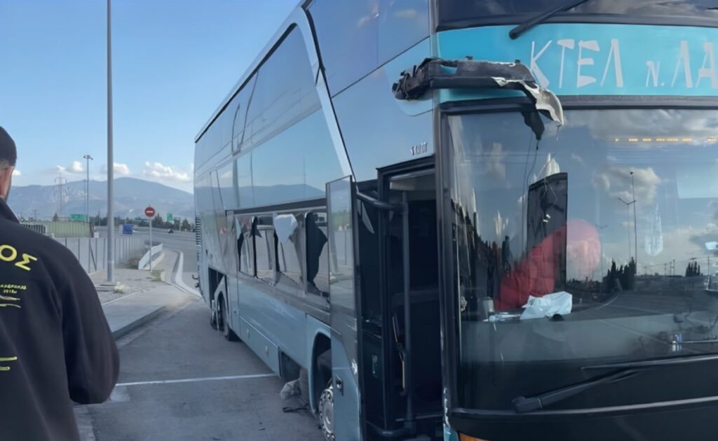 Τροχαίο με λεωφορείο του ΚΤΕΛ Λάρισας στην Εθνική Οδό – Έσκασε λάστιχο και προσέκρουσε στις μπάρες