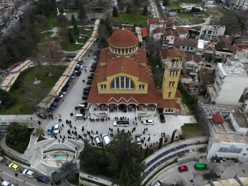 Λάρισα: Το τελευταίο «αντίο» στον Βασίλη Καλογήρου - Παρούσα στην κηδεία η Μαρία Καρυστιανού
