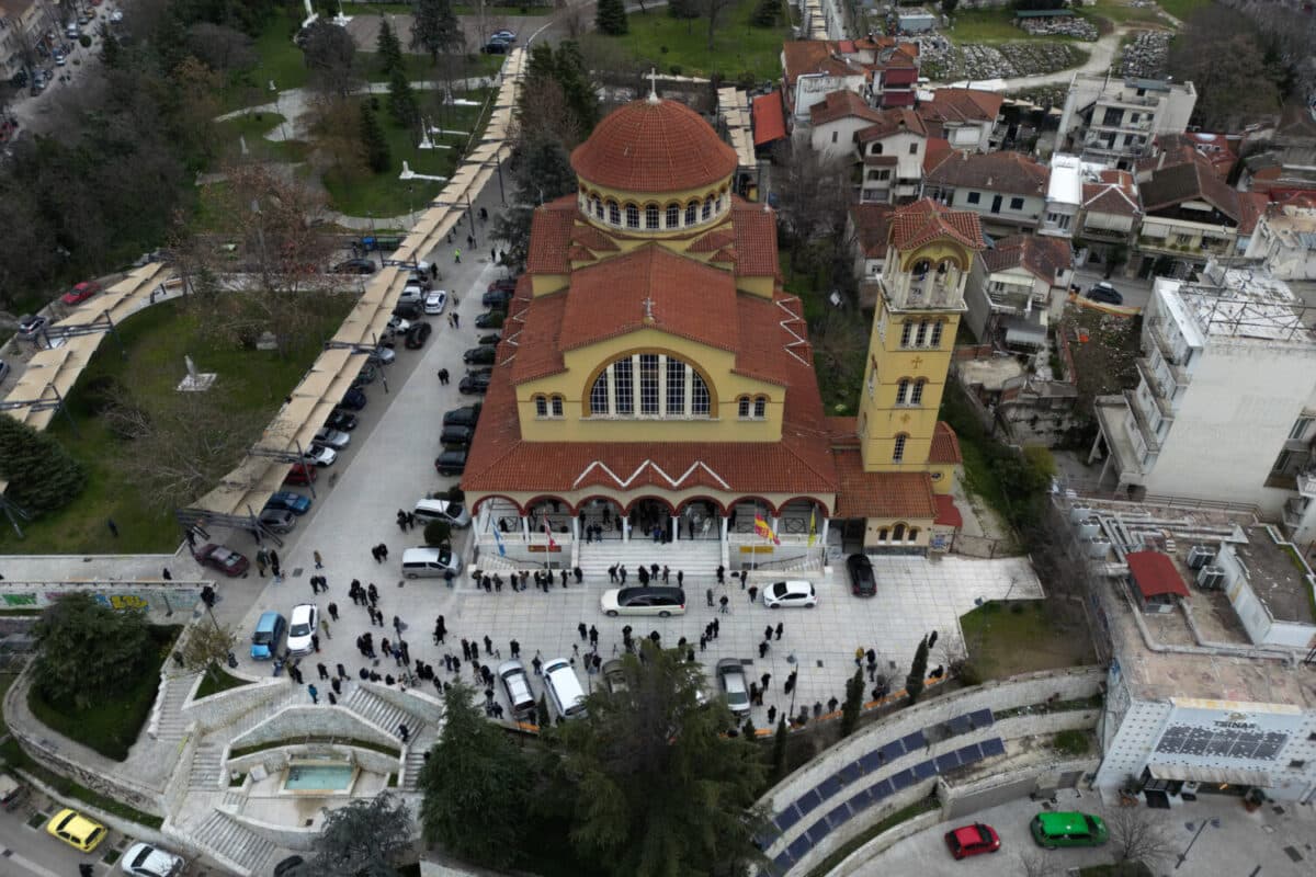 Λάρισα: Το τελευταίο «αντίο» στον Βασίλη Καλογήρου - Παρούσα στην κηδεία η Μαρία Καρυστιανού