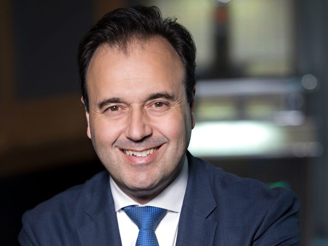 Σε ισότιμο «παίκτη» στην παγκόσμια αγορά του ΑΙ επιδιώκει να εξελιχθεί η Ελλάδα
