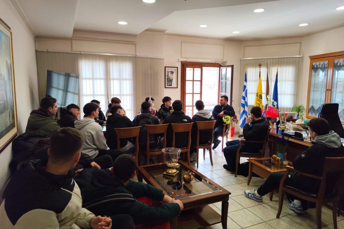 Στον Δήμαρχο Μετεώρων η ομάδα ποδοσφαίρου του ΓΕΛ Καλαμπάκας