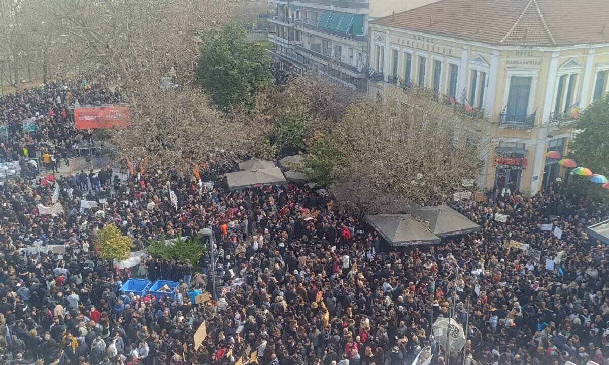 Τα Τρίκαλα «πλημμύρισαν» από κόσμο στη μεγαλύτερη συγκέντρωση μνήμης για τα Τέμπη (φώτο - βίντεο)