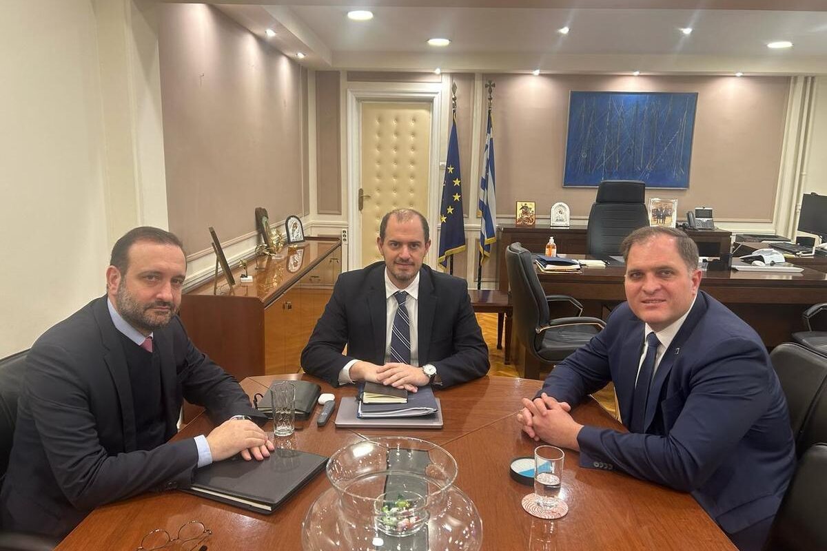 Συνάντηση Υφυπουργού Οικονομικών με Διοικητή ΑΑΔΕ και Πρόεδρο ΟΕΕ