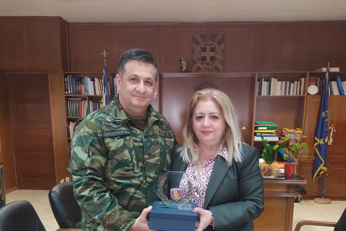 Η Αντιπεριφερειάρχης Π.Ε. Τρικάλων Χρύσα Ντιντή υποδέχθηκε στο γραφείο της τον νέο Διοικητή της ΣΜΥ