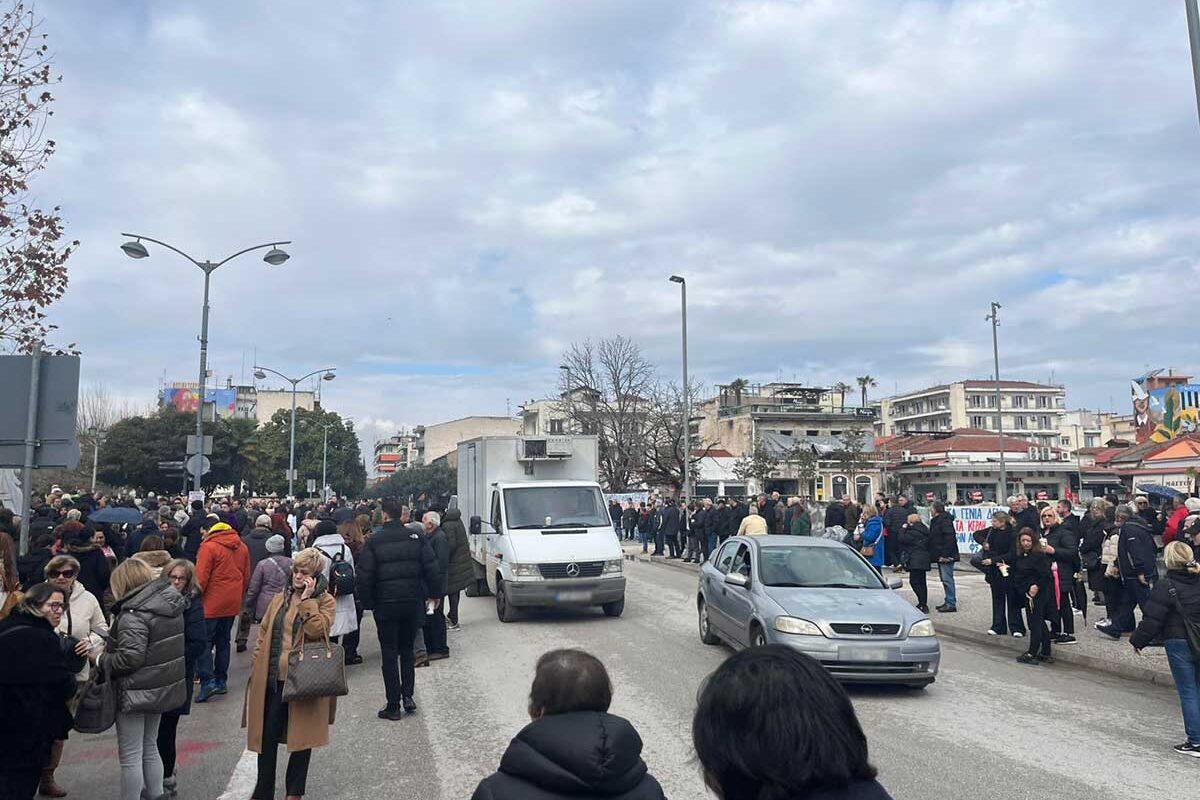 Πεζοί και οχήματα μαζί – Καθυστέρησε η Τροχαία Τρικάλων να κλείσει την κυκλοφορία στην Κεντρική Πλατεία