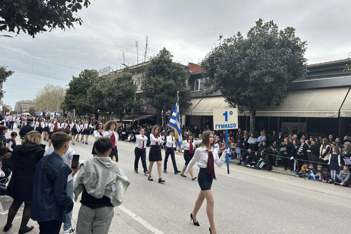Τρίκαλα: Οι μαθητές τίμησαν την 25η Μαρτίου με περηφάνια – Συγκίνηση στην παρέλαση της Εθνικής Επετείου