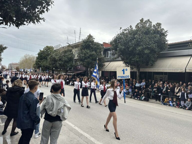Τρίκαλα: Οι μαθητές τίμησαν την 25η Μαρτίου με περηφάνια – Συγκίνηση στην παρέλαση της Εθνικής Επετείου