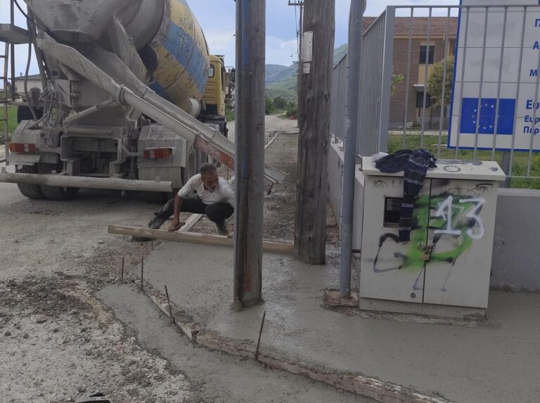 Κατασκευή πεζοδρομίου έξω από σχολικό συγκρότημα