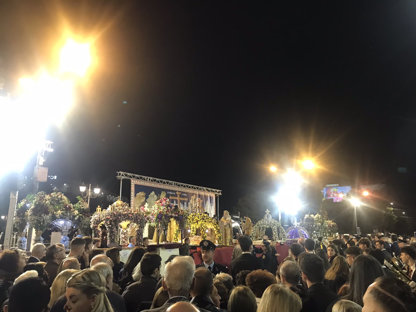 Σιωπηλή συνάντηση Επιταφίων στην κεντρική γέφυρα Τρικάλων, Μ. Παρασκευή 2025