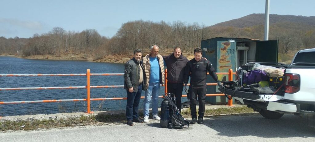 Δύτες στη λίμνη Λογγά για αποκατάσταση του αρδευτικού δικτύου