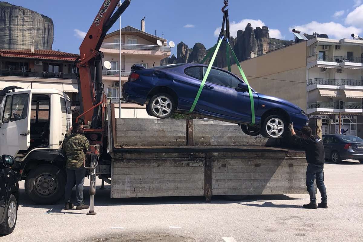 Σε εξέλιξη η απομάκρυνση εγκαταλελειμμένων οχημάτων από τον Δήμο Μετεώρων