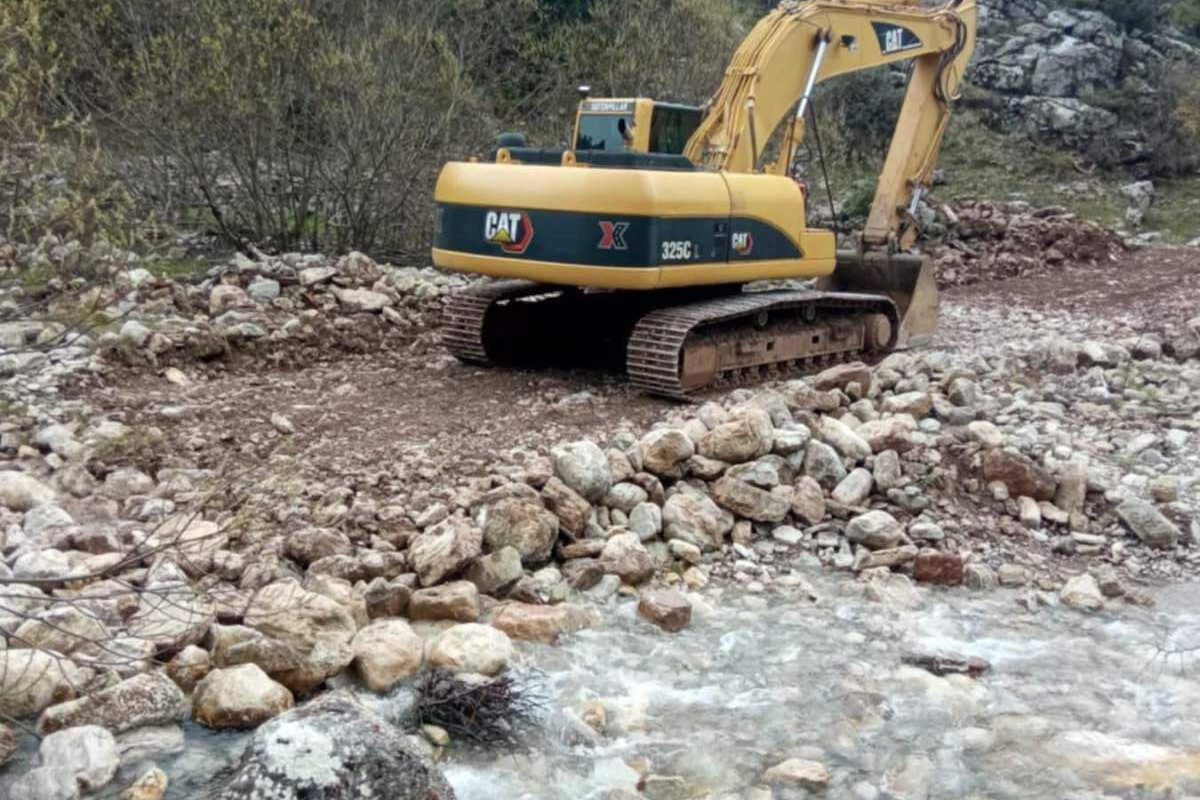 Αβραμόπουλος για το περιβάλλον, οι μπουλντόζες για το ρέμα – Ο Ασπροπόταμος φωνάζει, ο Δήμος σωπαίνει