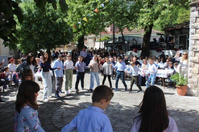 Χορευτικά παιδικά τμήματα παρουσιάζουν παραδοσιακούς χορούς στον αύλειο χώρο της εκκλησίας