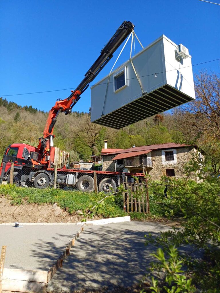 Στον Ασπροπόταμο χτίζουν εικόνα με σπίτια άλλων