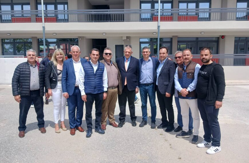 Αυτοψία του Χρήστου Δήμα σε ανακαινισμένα σχολεία της Φαρκαδόνας με κυβερνητικά και τοπικά στελέχη