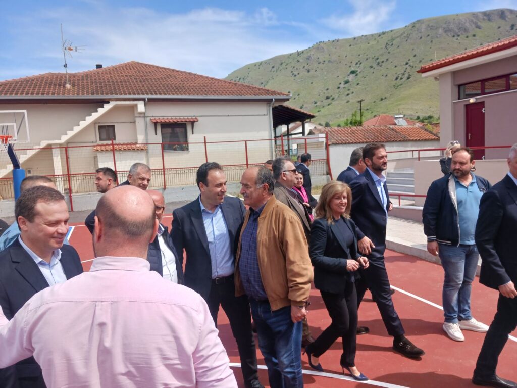 Αυτοψία του Χρήστου Δήμα σε ανακαινισμένα σχολεία της Φαρκαδόνας με κυβερνητικά και τοπικά στελέχη