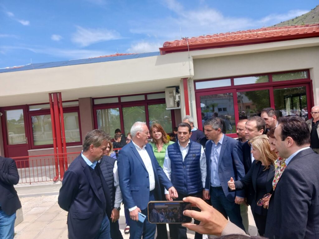 Αυτοψία του Χρήστου Δήμα σε ανακαινισμένα σχολεία της Φαρκαδόνας με κυβερνητικά και τοπικά στελέχη