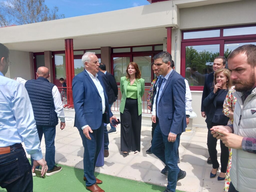 Αυτοψία του Χρήστου Δήμα σε ανακαινισμένα σχολεία της Φαρκαδόνας με κυβερνητικά και τοπικά στελέχη