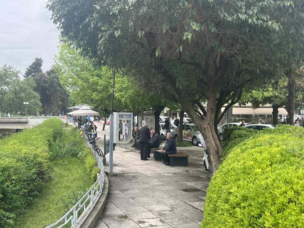 Εκτοπισμένοι από την πλατεία, στα παγκάκια του Ληθαίου