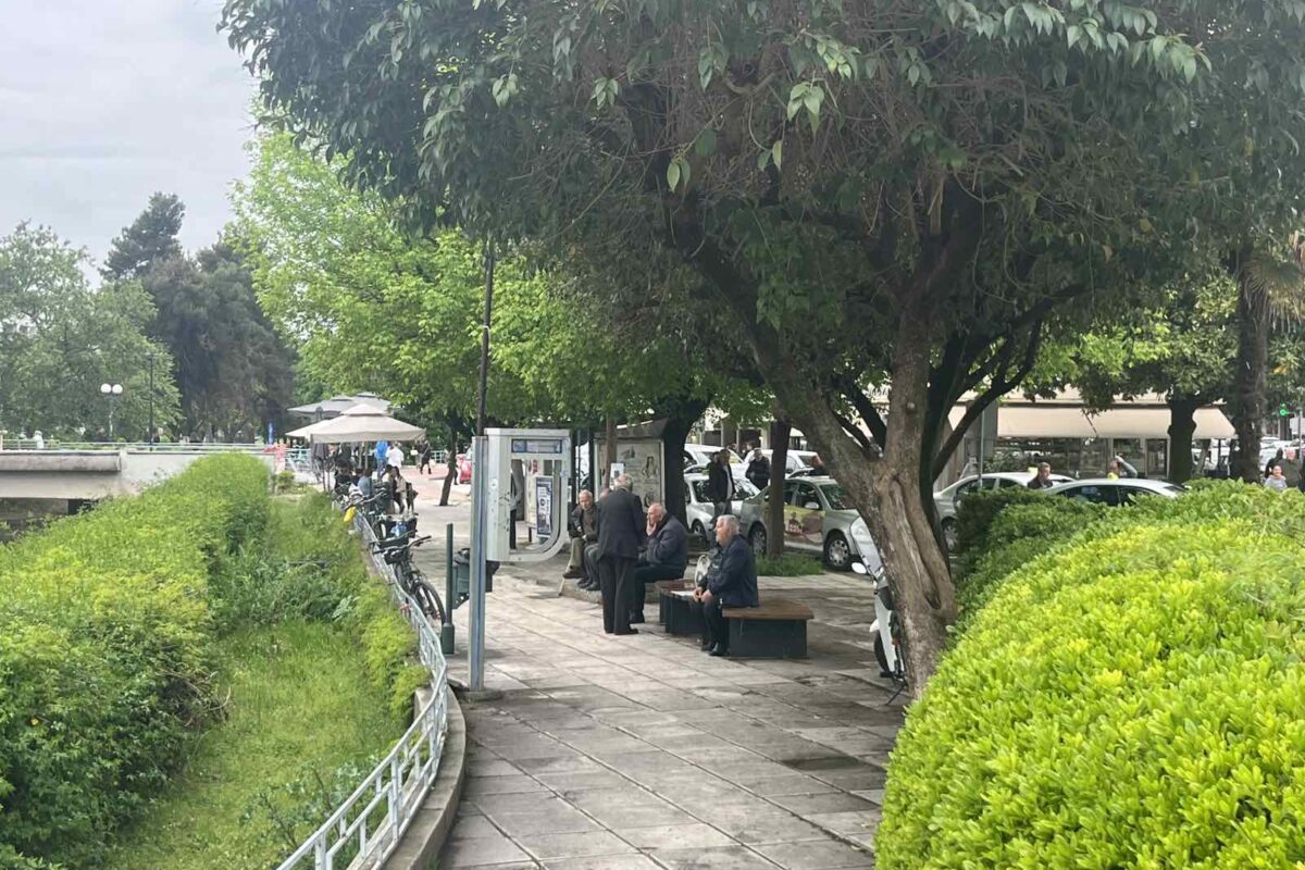 Εκτοπισμένοι από την πλατεία, στα παγκάκια του Ληθαίου
