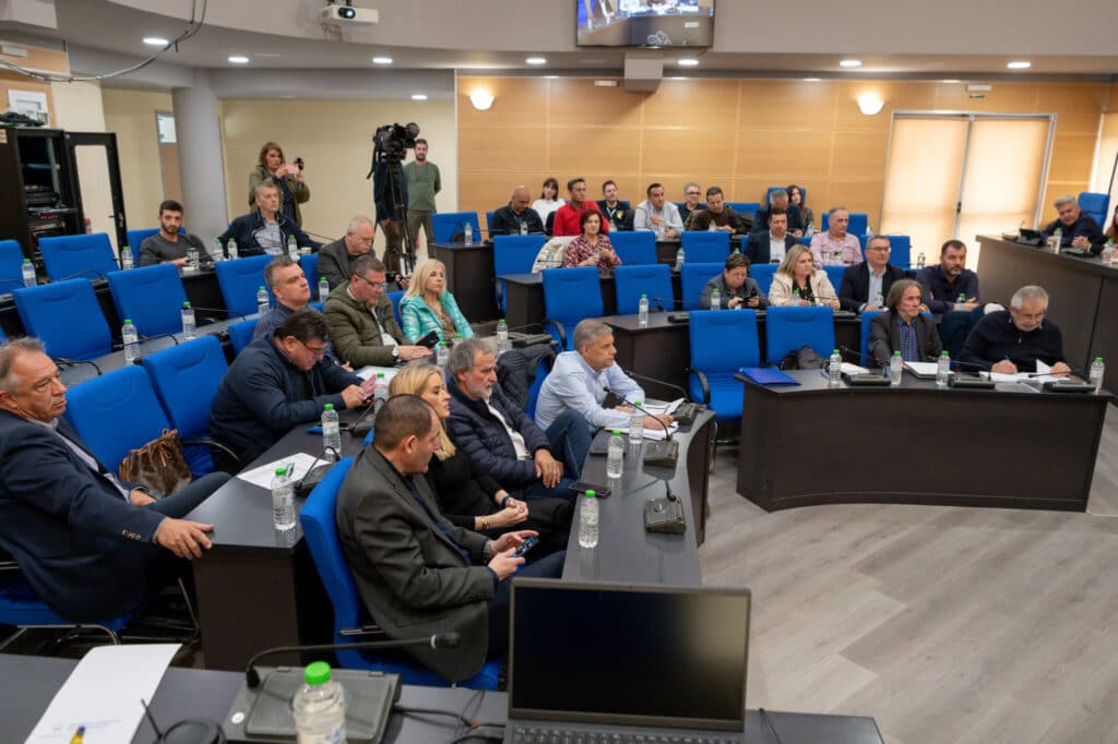 Γέφυρα Αγίας Παρασκευής: Την αναλαμβάνει η Περιφέρεια, αιχμές Κουρέτα