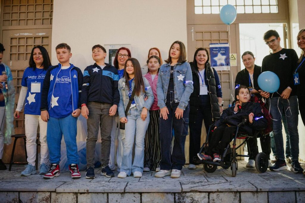 Walk for Wishes 2025: Φωτίστηκαν τα Τρίκαλα για τα παιδιά του Make-A-Wish