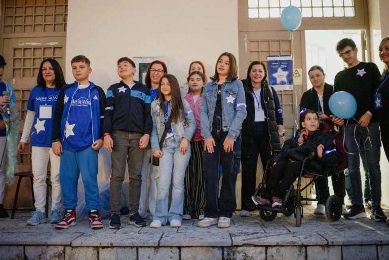 Walk for Wishes 2025: Φωτίστηκαν τα Τρίκαλα για τα παιδιά του Make-A-Wish
