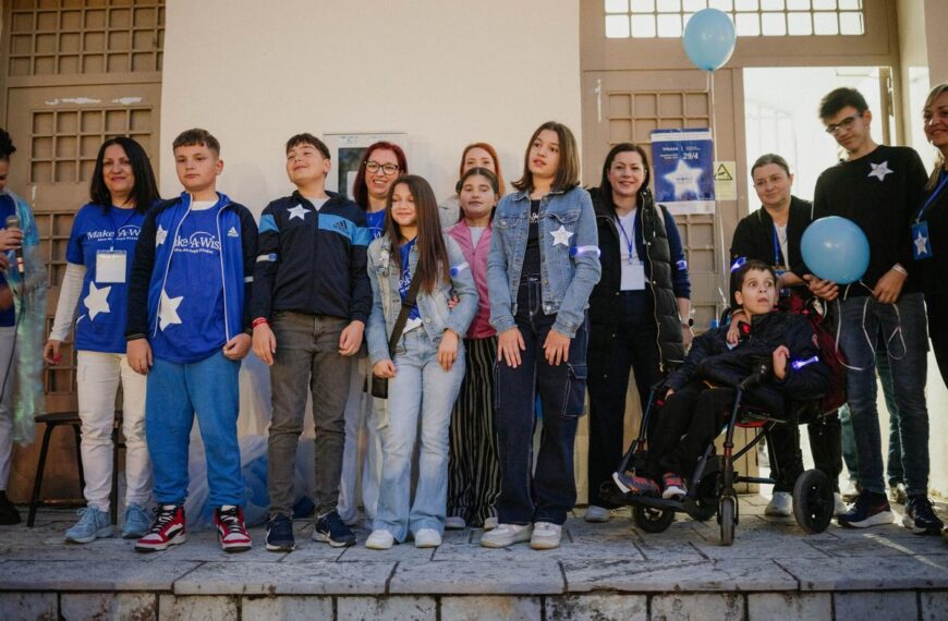 Walk for Wishes 2025: Φωτίστηκαν τα Τρίκαλα για τα παιδιά του Make-A-Wish