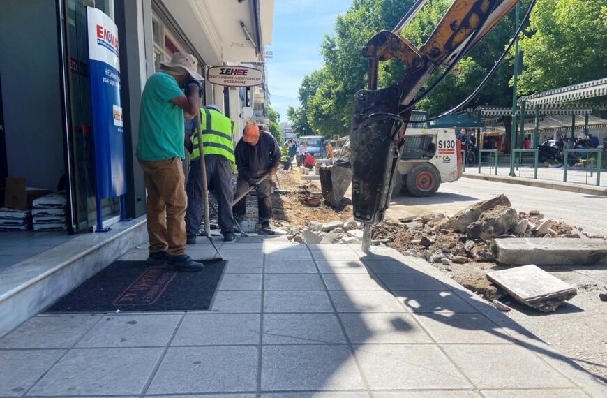 Ανακατασκευή πεζοδρομίων στην 28ης Οκτωβρίου Τρικάλων – Κλείνει ο δρόμος μέχρι Ιούνιο