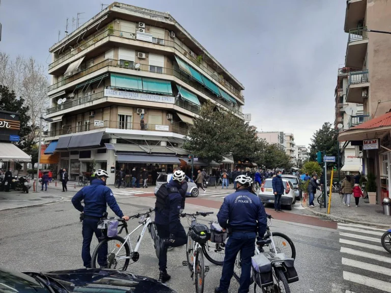 Αστυνομικοί με ποδήλατα στο κέντρο των Τρικάλων υπό αυξημένα μέτρα επιτήρησης