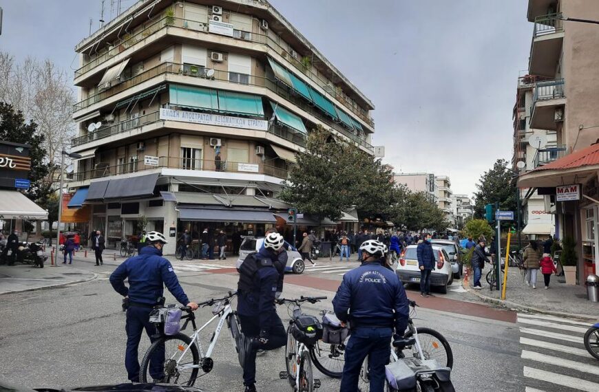 Αστυνομικοί με ποδήλατα στο κέντρο των Τρικάλων υπό αυξημένα μέτρα επιτήρησης