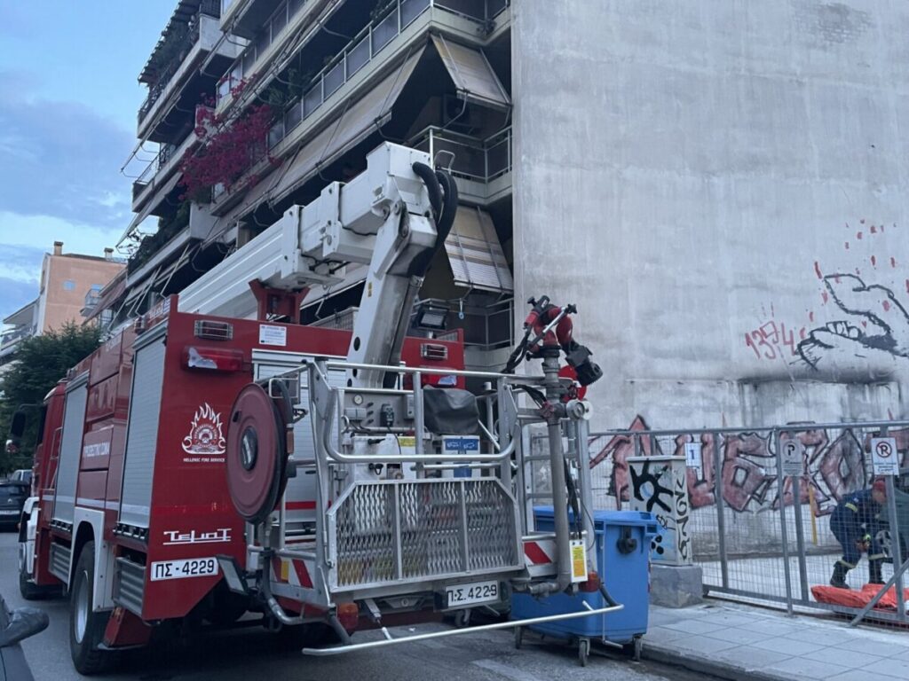 Συναγερμός στη Λάρισα: Άνδρας απειλούσε να πέσει από μπαλκόνι – Αίσιο τέλος με επέμβαση της Αστυνομίας