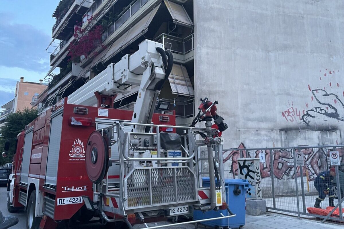 Συναγερμός στη Λάρισα: Άνδρας απειλούσε να πέσει από μπαλκόνι – Αίσιο τέλος με επέμβαση της Αστυνομίας