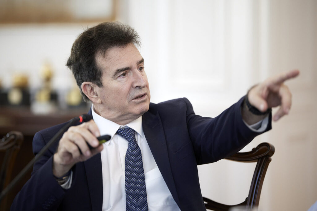 Ο Υπουργός Προστασίας του Πολίτη Μιχάλης Χρυσοχοΐδης δίνει έμφαση στο θέμα κατά τη διάρκεια της σύσκεψης.