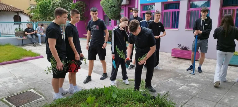 Μαθητές του ΠΡΟΤΥΠΟΥ ΕΠΑΛ Τρικάλων «ζωγράφισαν» με λουλούδια την αυλή παιδικών σταθμών