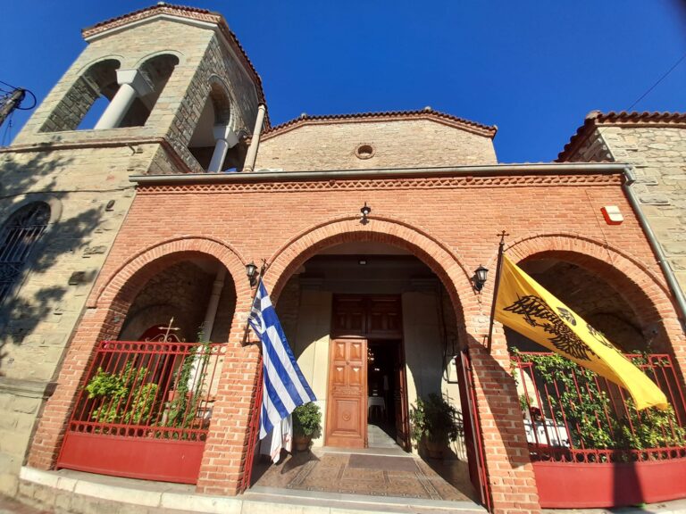 Εξωτερική όψη του Ιερού Προσκυνηματικού Ναού Αγίου Στεφάνου Τρικάλων, στολισμένος με ελληνική και βυζαντινή σημαία ενόψει της πανήγυρης του Αγίου Εφραίμ.