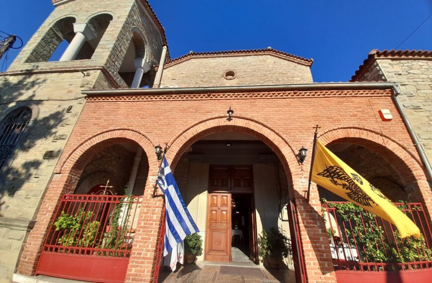 Εξωτερική όψη του Ιερού Προσκυνηματικού Ναού Αγίου Στεφάνου Τρικάλων, στολισμένος με ελληνική και βυζαντινή σημαία ενόψει της πανήγυρης του Αγίου Εφραίμ.