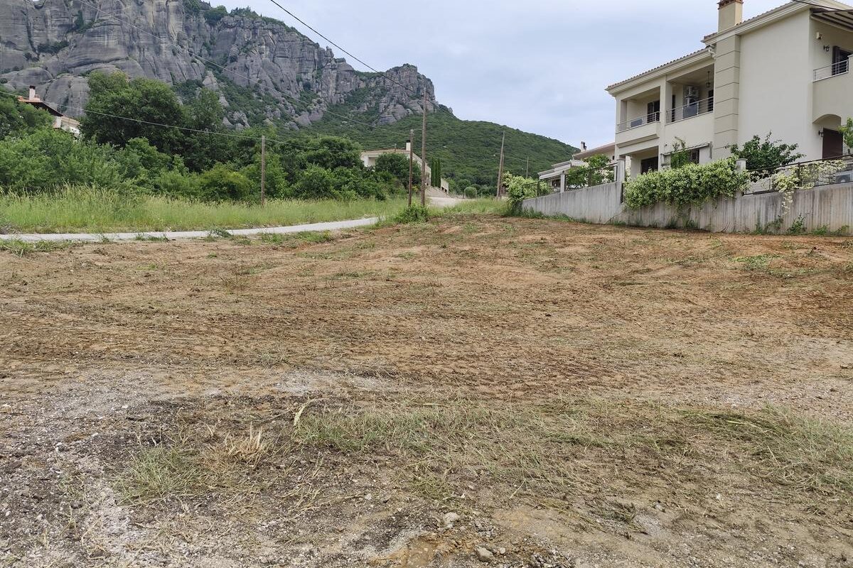 Σε εξέλιξη ο καθαρισμός δημοτικών οικοπέδων από τον Δήμο Μετεώρων