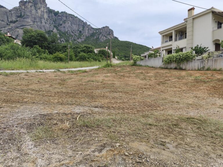 Σε εξέλιξη ο καθαρισμός δημοτικών οικοπέδων από τον Δήμο Μετεώρων