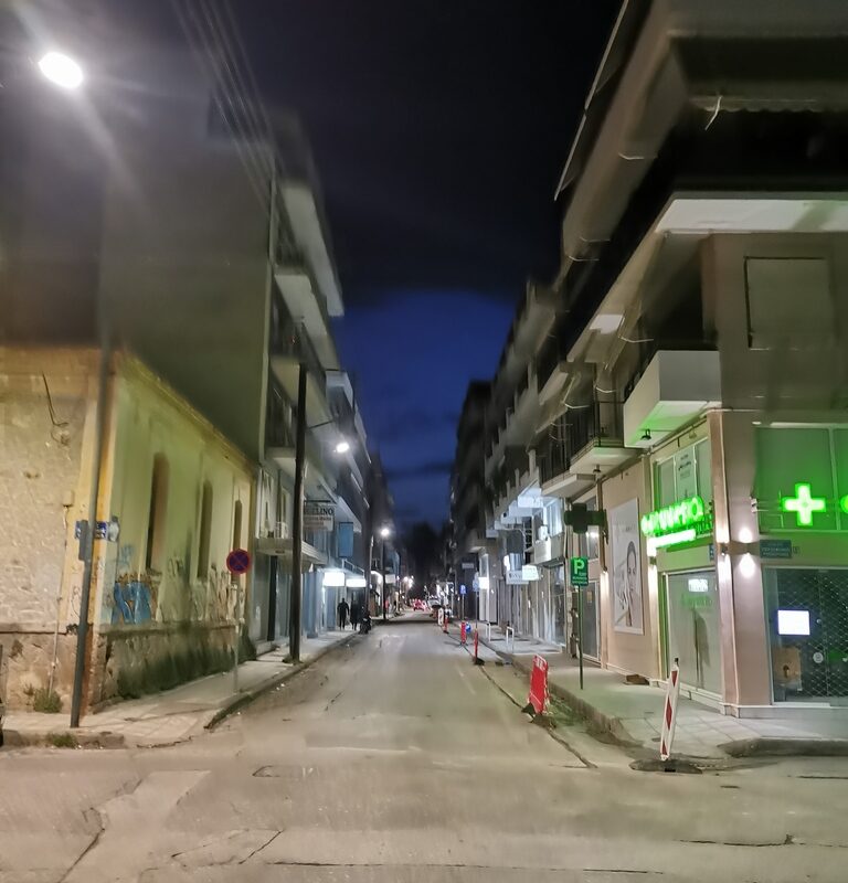 Νέος φωτισμός LED στην οδό Αθανασίου Διάκου – Παραμένουν σκοτεινές πολλές άλλες περιοχές στα Τρίκαλα