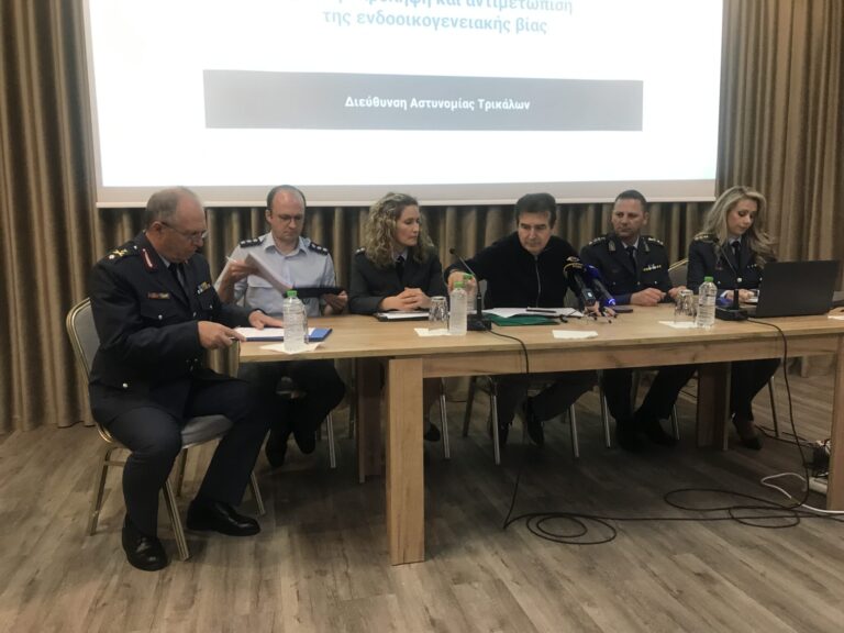 Ο Μιχάλης Χρυσοχοΐδης στη συνέντευξη Τύπου στα Τρίκαλα, ανακοινώνοντας την ανέγερση του νέου Αστυνομικού Μεγάρου και δίνοντας έμφαση στην κοινωνική αστυνόμευση και την οδική ασφάλεια