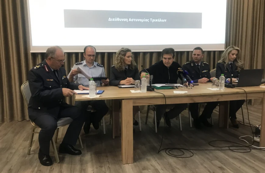 Ο Μιχάλης Χρυσοχοΐδης στη συνέντευξη Τύπου στα Τρίκαλα, ανακοινώνοντας την ανέγερση του νέου Αστυνομικού Μεγάρου και δίνοντας έμφαση στην κοινωνική αστυνόμευση και την οδική ασφάλεια
