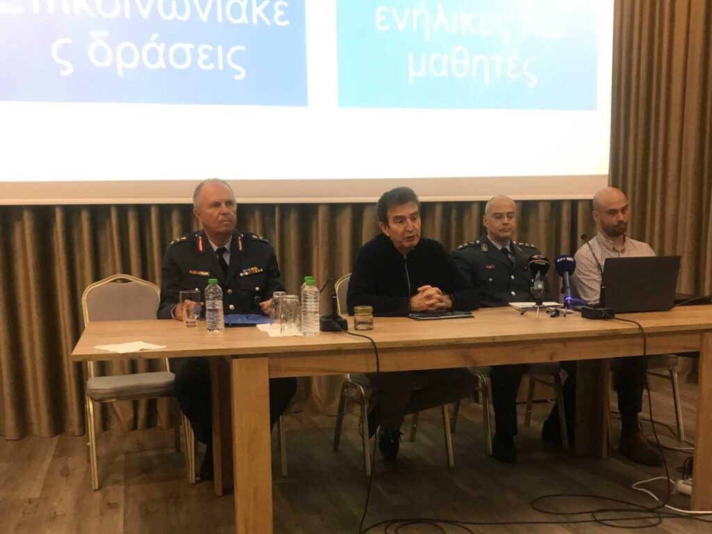 Ο Μιχάλης Χρυσοχοΐδης στη συνέντευξη Τύπου στα Τρίκαλα, ανακοινώνοντας την ανέγερση του νέου Αστυνομικού Μεγάρου και δίνοντας έμφαση στην κοινωνική αστυνόμευση και την οδική ασφάλεια