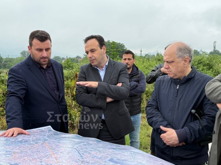 Ο Υπουργός Ψηφιακής Διακυβέρνησης Δημήτρης Παπαστεργίου με τον Δήμαρχο Μετεώρων Λευτέρη Αβραμόπουλο και συνεργάτες, κατά την επίσκεψη στο σημείο χάραξης του νέου Περιφερειακού Καλαμπάκας, εξετάζοντας χάρτη επί τόπου