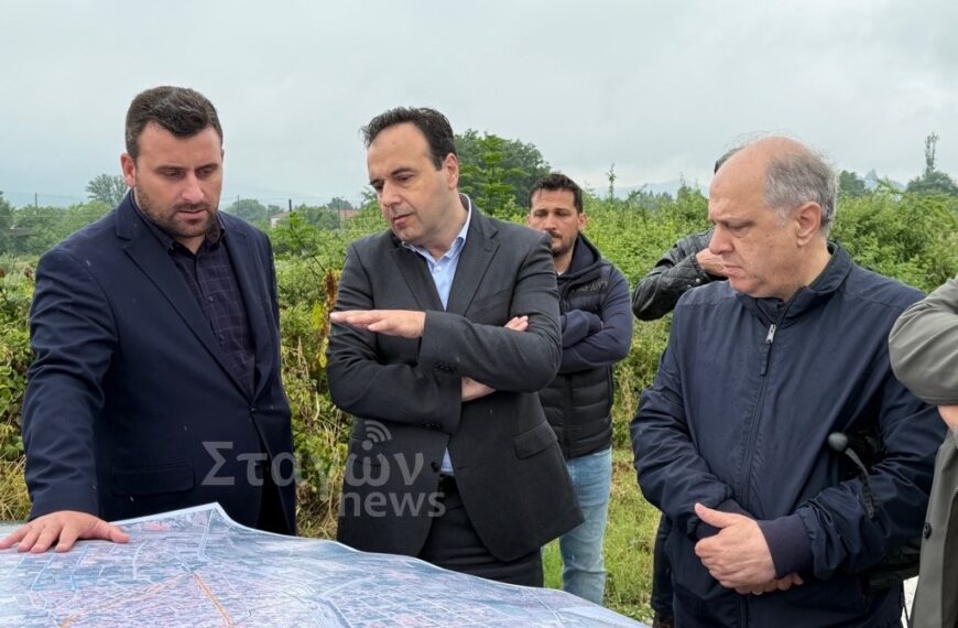 Ο Υπουργός Ψηφιακής Διακυβέρνησης Δημήτρης Παπαστεργίου με τον Δήμαρχο Μετεώρων Λευτέρη Αβραμόπουλο και συνεργάτες, κατά την επίσκεψη στο σημείο χάραξης του νέου Περιφερειακού Καλαμπάκας, εξετάζοντας χάρτη επί τόπου