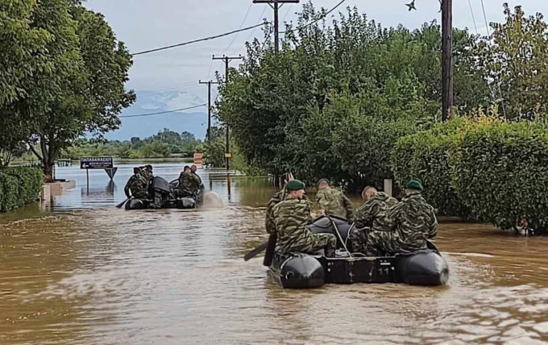Φουσκωτές λέμβοι του στρατού σε πλημμυρισμένο δρόμο – εικόνα από τις καταστροφές στη Θεσσαλία