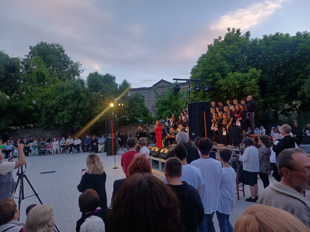Εκδήλωση λήξης κατηχητικών σχολείων Μητροπόλεως Τρίκκης με συμμετοχή του Μητροπολίτη Χρυσοστόμου και της Αρετής Κετιμέ