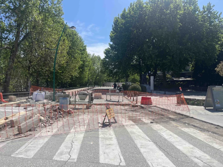 Κλειστή η οδός Κανούτα στα Τρίκαλα λόγω έργων – φωτογραφία από την κεντρική γέφυρα