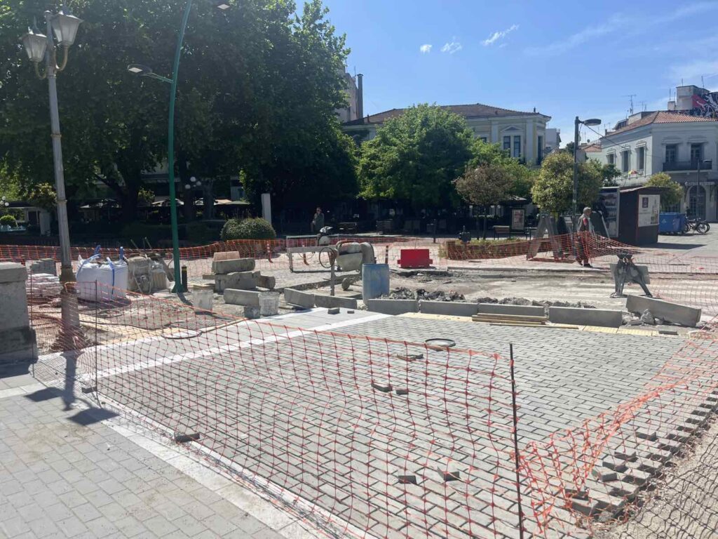 Τοποθέτηση κυβόλιθων στο κέντρο των Τρικάλων – εικόνα από την παραποτάμια παρέμβαση